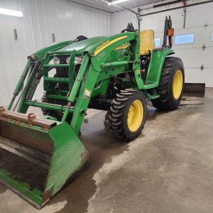 John Deere 3320 4x4 with loader and only 800 hours